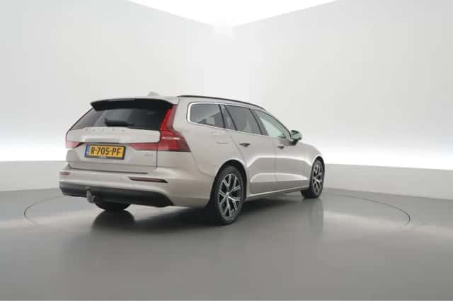 Volvo V60 (2022) thumbnail 2