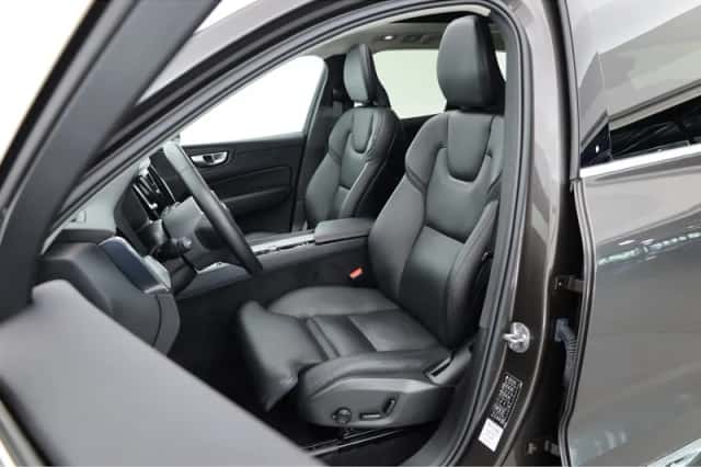 Volvo XC60 (2023) thumbnail 3