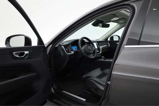 Volvo XC60 (2023) thumbnail 4
