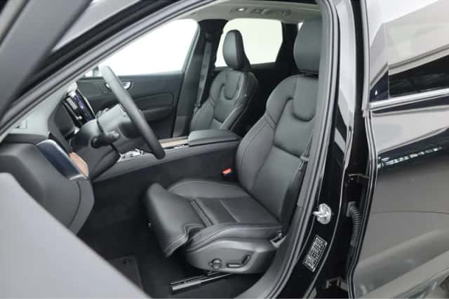 Volvo XC60 (2023) thumbnail 3