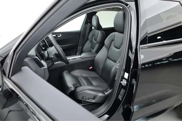 Volvo XC60 (2023) thumbnail 3
