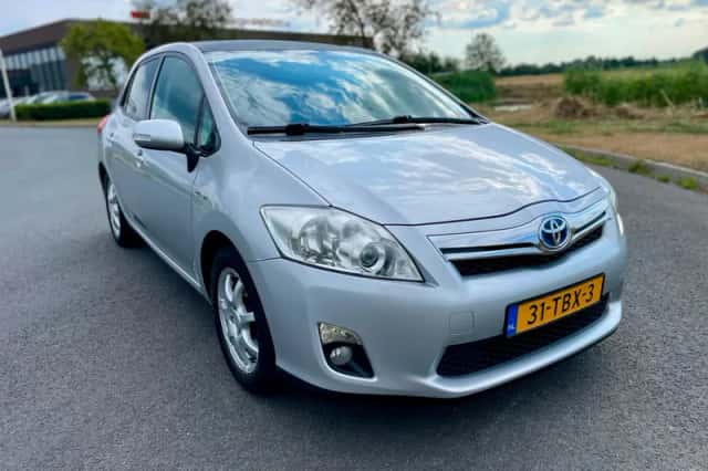 Toyota Auris (2012) thumbnail 1