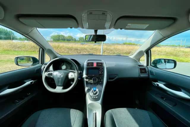 Toyota Auris (2012) thumbnail 3