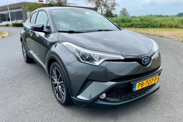 Toyota C-HR (2017) thumbnail 1