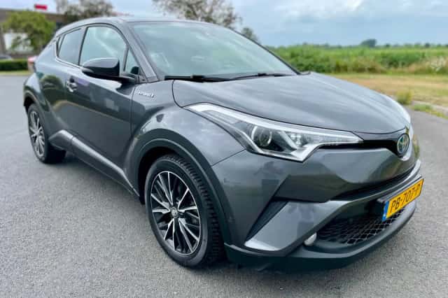 Toyota C-HR (2017) thumbnail 2