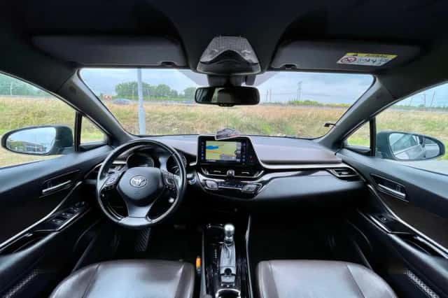 Toyota C-HR (2017) thumbnail 3