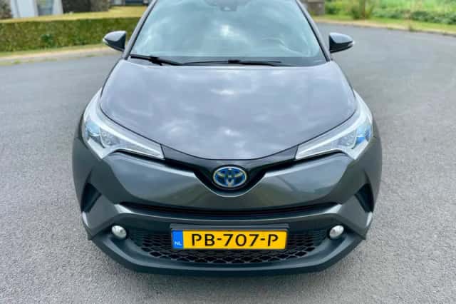 Toyota C-HR (2017) thumbnail 4