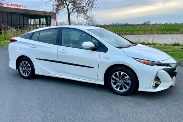 Toyota Prius (2018) thumbnail 2