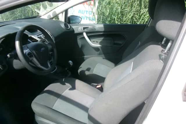 Ford Fiesta (2011) thumbnail 4