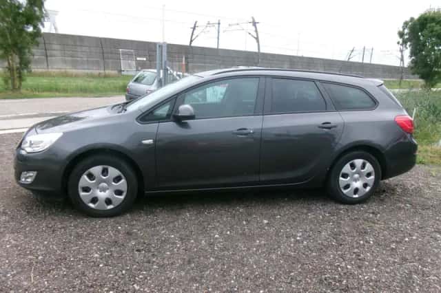 Opel Astra (2011) thumbnail 2