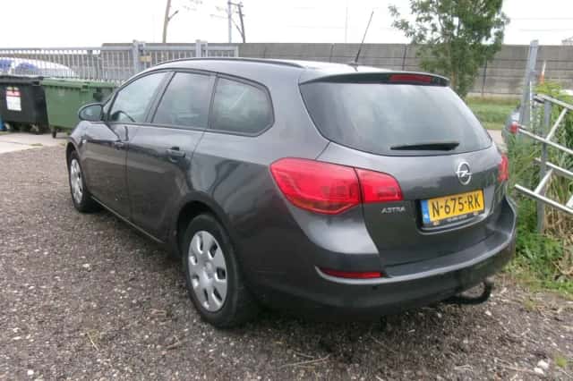 Opel Astra (2011) thumbnail 3
