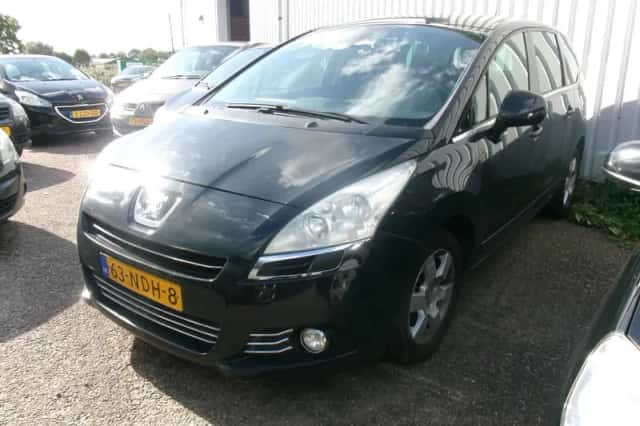 Peugeot 5008 (2010) thumbnail 2