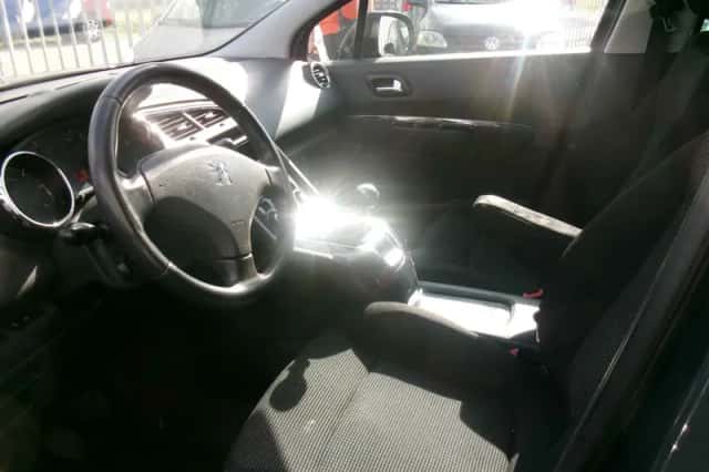 Peugeot 5008 (2010) thumbnail 3