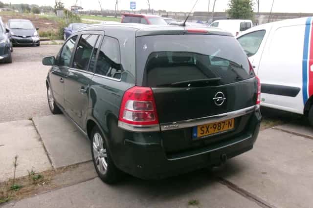 Opel Zafira (2010) thumbnail 2