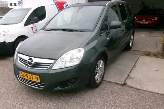 Opel Zafira (2010) thumbnail 3