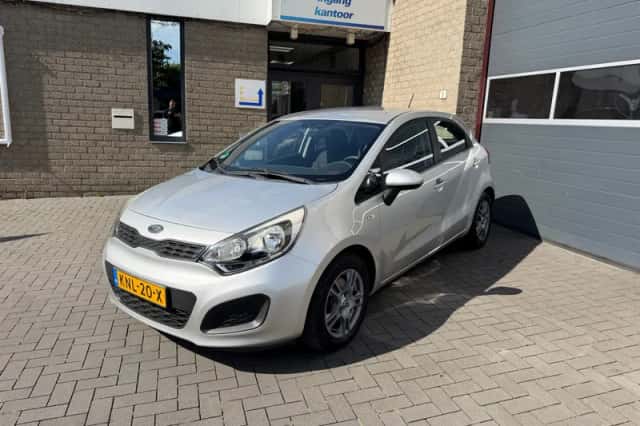 Kia Rio (2011) thumbnail 3