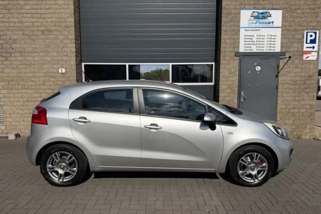 Kia Rio (2011) thumbnail 4