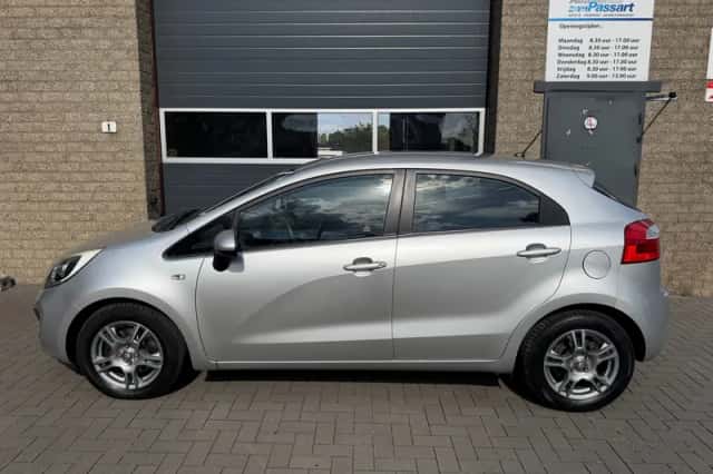 Kia Rio (2011) thumbnail 5