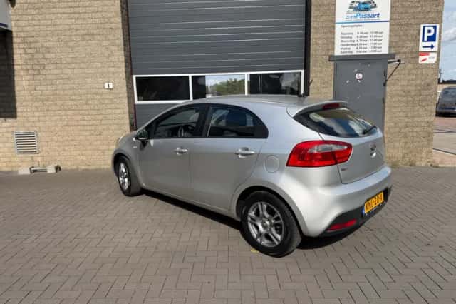 Kia Rio (2011) thumbnail 6