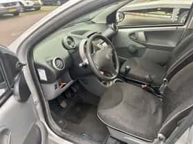 Peugeot 107 (2011) thumbnail 9