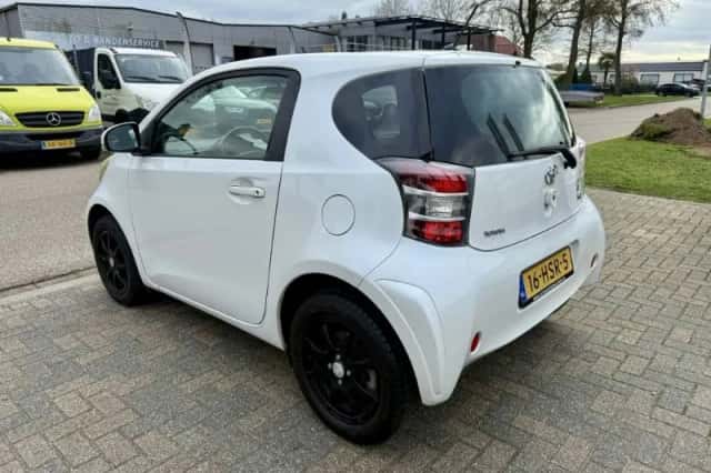 Toyota IQ (2009) thumbnail 2