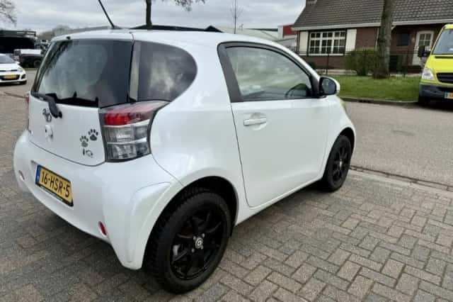 Toyota IQ (2009) thumbnail 4