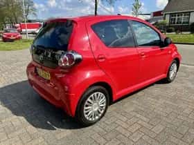 Toyota Aygo (2011) thumbnail 4