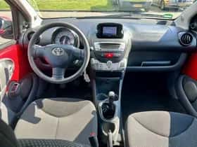 Toyota Aygo (2011) thumbnail 9