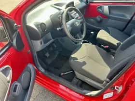 Toyota Aygo (2011) thumbnail 10