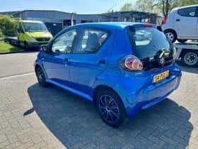 Toyota Aygo (2011) thumbnail 2