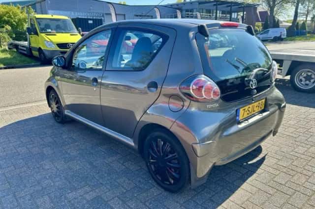 Toyota Aygo (2013) thumbnail 2