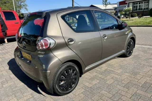 Toyota Aygo (2013) thumbnail 4