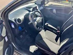 Toyota Aygo (2013) thumbnail 10