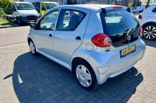 Toyota Aygo (2007) thumbnail 2