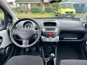 Toyota Aygo (2012) thumbnail 10