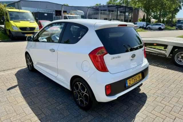 Kia Picanto (2014) thumbnail 2