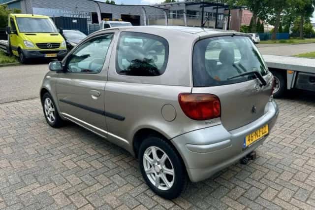 Toyota Yaris (2003) thumbnail 2