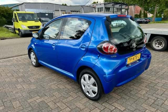 Toyota Aygo (2010) thumbnail 2