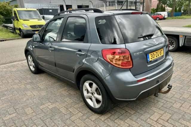 Suzuki SX4 (2008) thumbnail 2