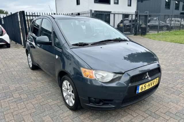 Mitsubishi Colt (2009) thumbnail 5