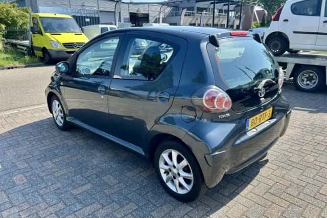 Toyota Aygo (2011) thumbnail 2