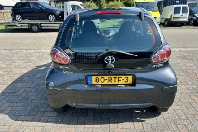 Toyota Aygo (2011) thumbnail 3