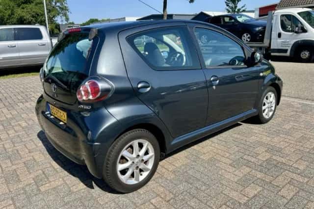 Toyota Aygo (2011) thumbnail 4