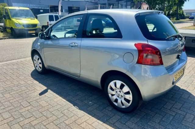 Toyota Yaris (2007) thumbnail 2