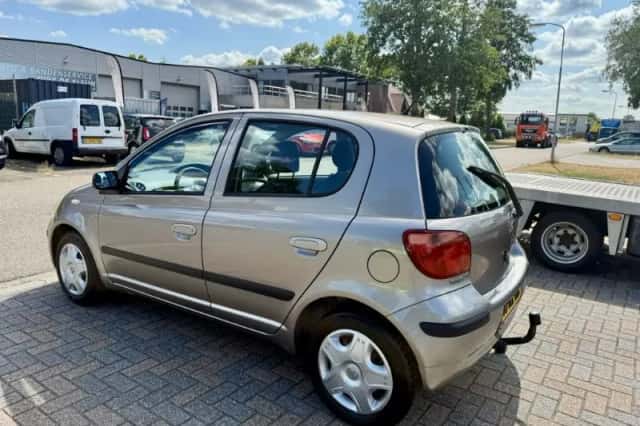 Toyota Yaris (2004) thumbnail 2