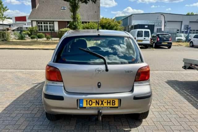 Toyota Yaris (2004) thumbnail 3