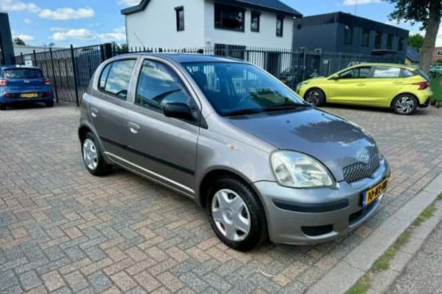 Toyota Yaris (2004) thumbnail 5