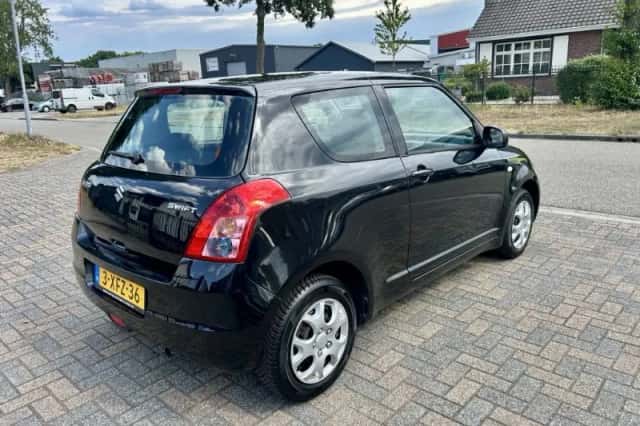 Suzuki Swift (2009) thumbnail 4