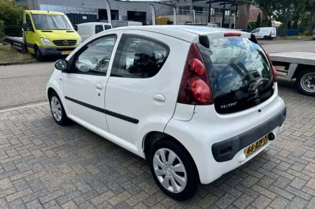 Peugeot 107 (2012) thumbnail 2