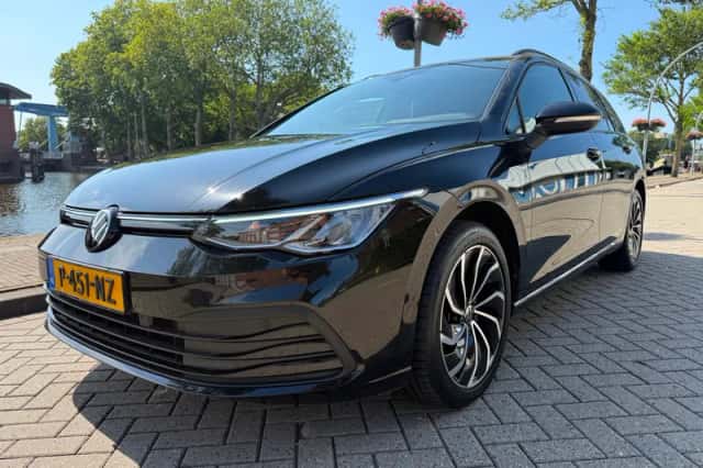 Volkswagen Golf (2022) thumbnail 2